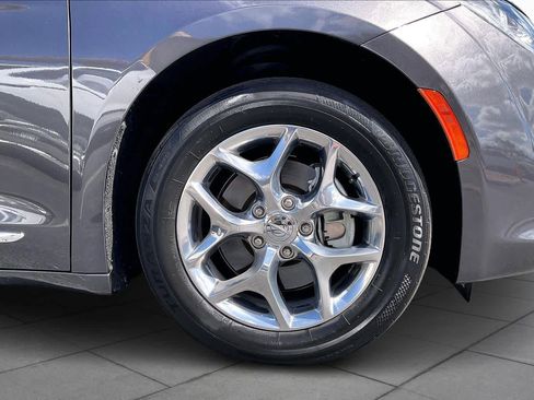 Used 2020 Chrysler Pacifica Limited image 10