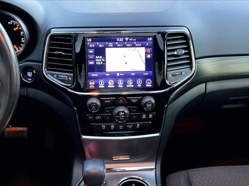 Used 2019 Jeep Grand Cherokee Laredo image 12