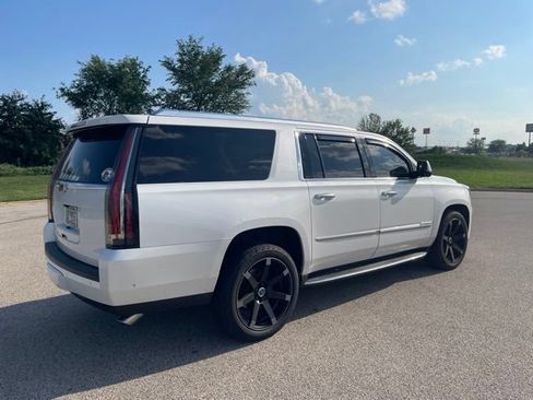 Used 2018 Cadillac Escalade ESV Luxury AWD/4WD image 3