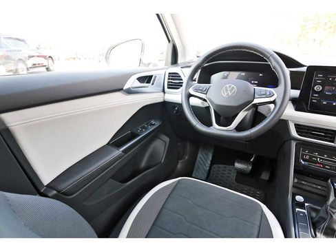 Used 2025 Volkswagen Taos SE image 6