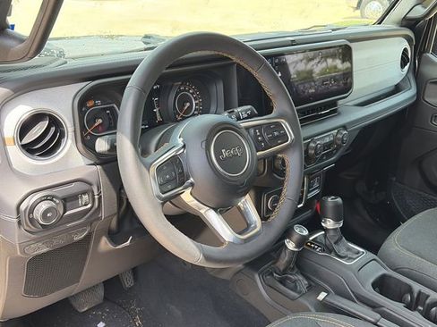 Used 2025 Jeep Wrangler Sahara image 16