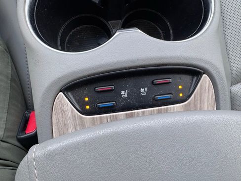 Used 2021 Toyota Venza image 24