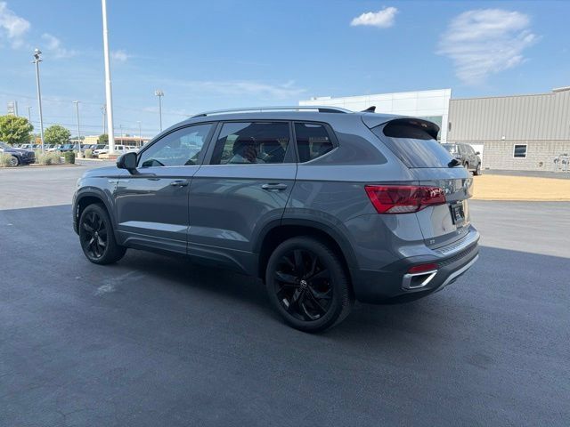 Used 2023 Volkswagen Taos SE w/ Panoramic Sunroof Package FWD image 5