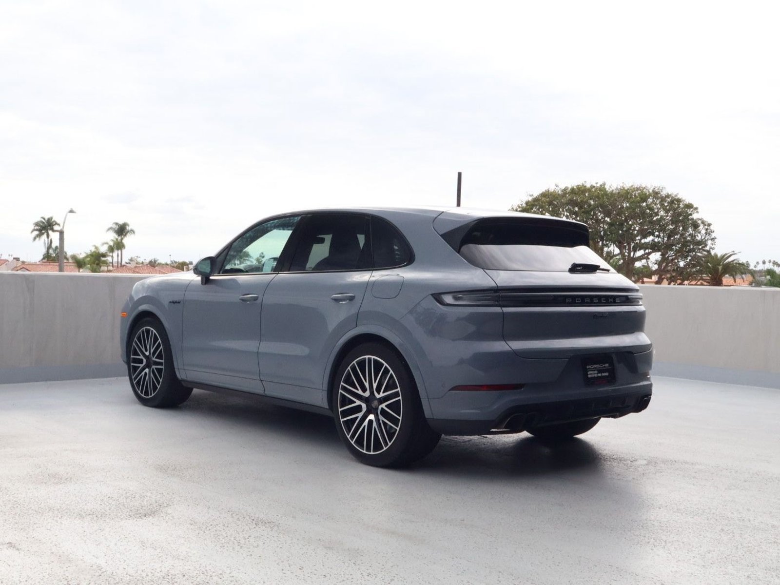 Certified 2025 Porsche Cayenne Turbo AWD/4WD image 3