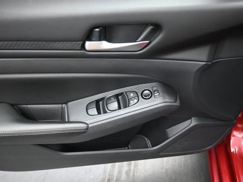 Used 2024 Nissan Altima 2.5 SV image 13