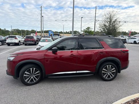 Used 2022 Nissan Pathfinder Platinum w/ Cargo Package FWD image 4