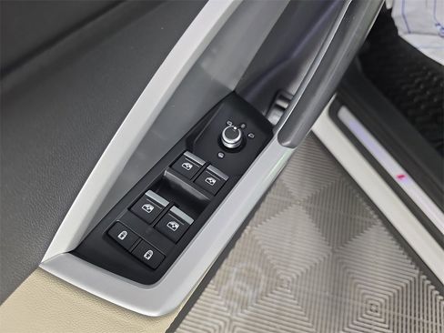 Used 2020 Audi Q3 2.0T Premium Plus w/ Premium Plus Package image 19