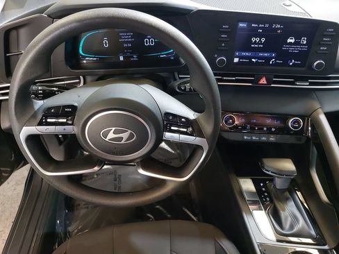 Certified 2025 Hyundai Elantra Hybrid FWD image 17