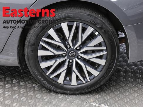 Used 2025 Nissan Altima 2.5 SV FWD image 8