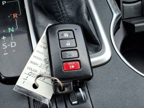Used 2014 Toyota Highlander XLE AWD/4WD image 38