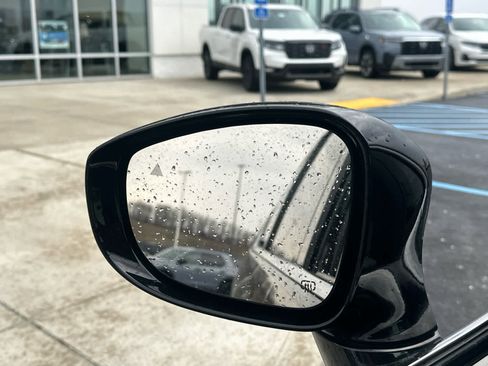 Used 2024 Chrysler Pacifica Touring-L image 39