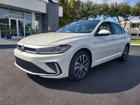 Certified 2025 Volkswagen Jetta SE image 4