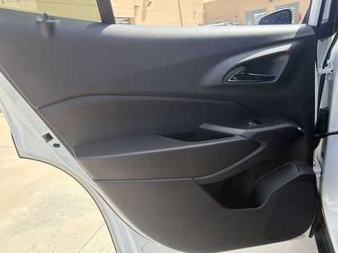 Used 2025 Chevrolet Trax RS w/ Sunroof Package FWD image 19