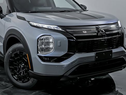 New 2025 Mitsubishi Outlander TRAIL image 2