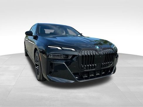 Used 2023 BMW 740i w/ Parking Assistance Package RWD image 7