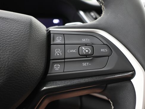 Used 2023 Jeep Grand Cherokee Altitude AWD/4WD image 15