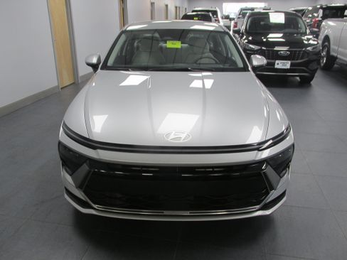 Used 2025 Hyundai Sonata SEL FWD image 2