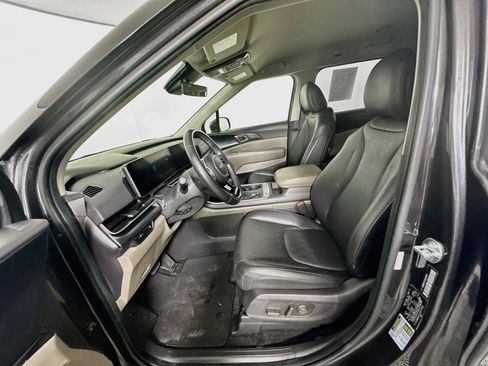 Used 2025 Kia Carnival FWD image 13