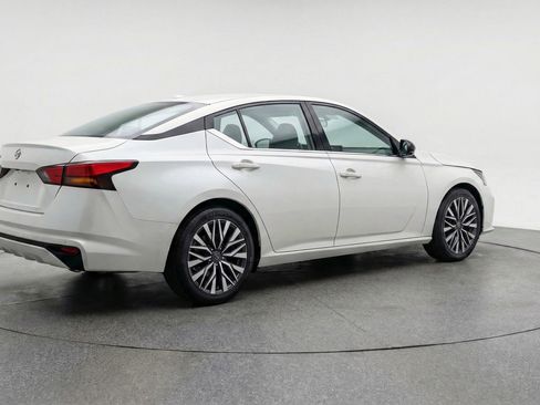 Used 2025 Nissan Altima 2.5 SV FWD image 9
