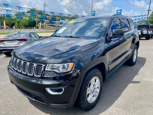 Used 2017 Jeep Grand Cherokee Laredo w/ Quick Order Package 23E AWD/4WD image 3