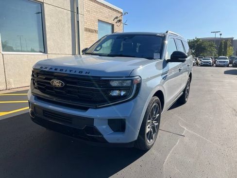 Used 2025 Ford Expedition Platinum w/ Stealth Performance Package AWD/4WD image 4