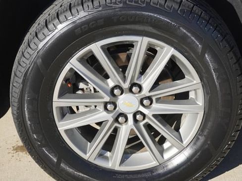 Used 2023 Chevrolet Traverse LT FWD image 11