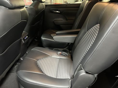Used 2022 Toyota Highlander XSE FWD image 29