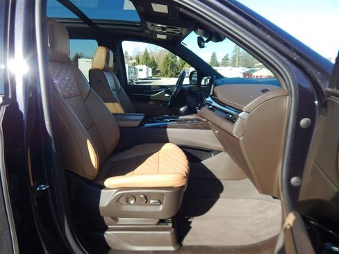 Used 2022 Cadillac Escalade Premium Luxury w/ LPO, Radiant Package image 17