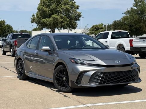 Used 2025 Toyota Camry SE FWD image 2