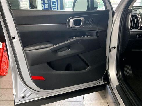 Used 2025 Kia Sorento EX AWD/4WD image 9