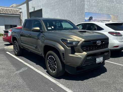 Used 2024 Toyota Tacoma TRD Sport AWD/4WD image 2