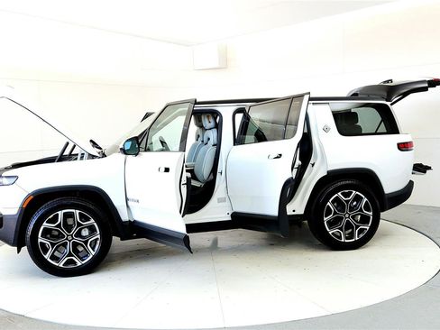Used 2025 Rivian R1S Adventure image 10