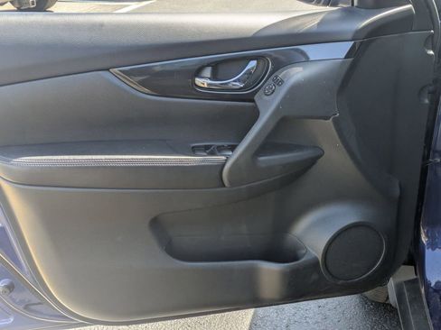 Used 2017 Nissan Rogue S image 8