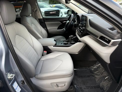 Used 2021 Toyota Highlander XLE AWD/4WD image 23
