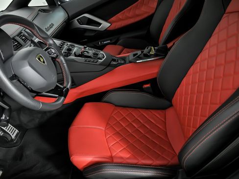 Used 2018 Lamborghini Aventador S image 25
