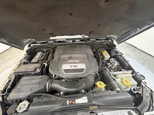 Used 2014 Jeep Wrangler Unlimited Sahara w/ Connectivity Group AWD/4WD image 13