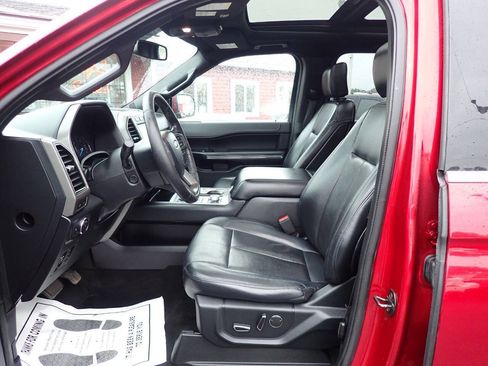 Used 2019 Ford Expedition XLT w/ Equipment Group 202A AWD/4WD image 8