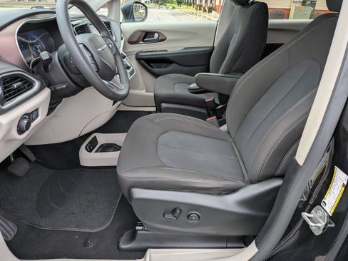 Used 2023 Chrysler Voyager LX FWD image 14
