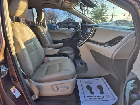 Used 2019 Toyota Sienna XLE image 16