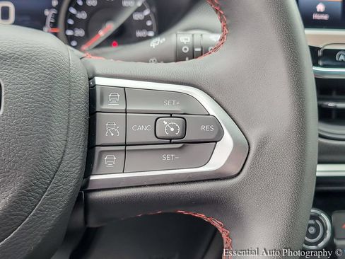 Used 2025 Jeep Compass Trailhawk AWD/4WD image 16