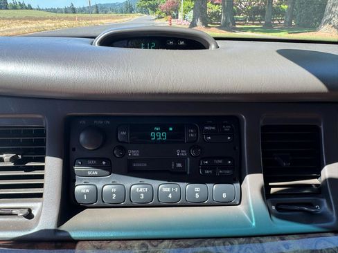 Used 1996 Lincoln Town Car Signature RWD image 17