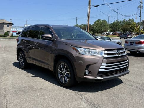 Used 2018 Toyota Highlander XLE AWD/4WD image 2