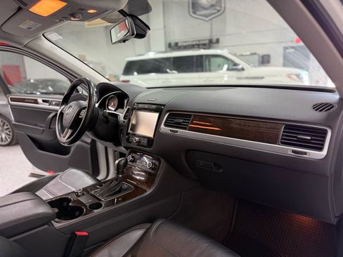 Used 2014 Volkswagen Touareg Hybrid AWD/4WD image 17
