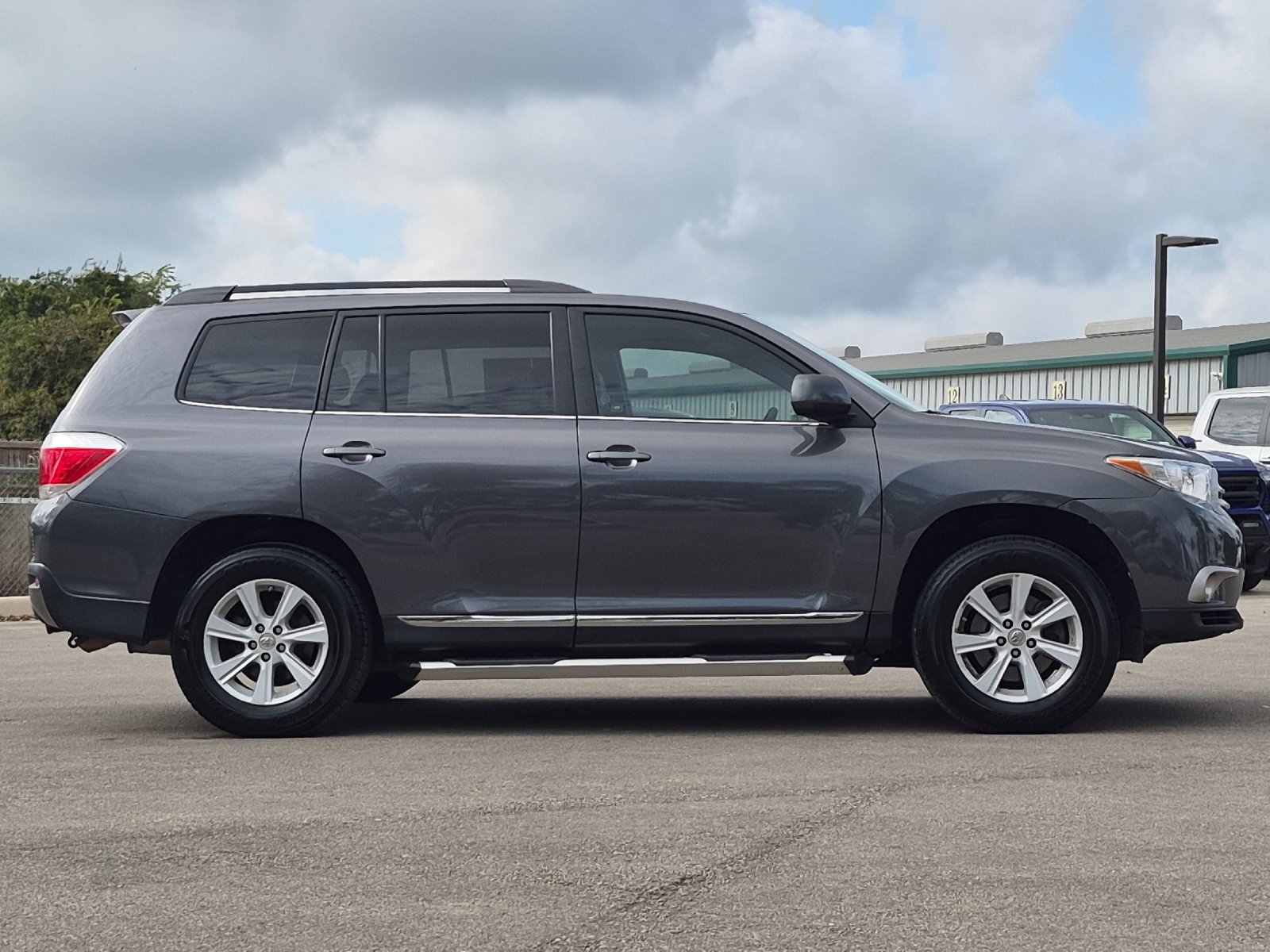 Used 2011 Toyota Highlander SE FWD image 6