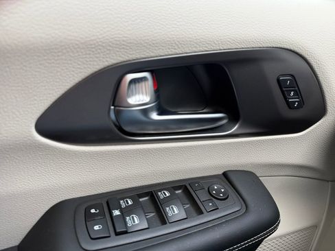 Certified 2023 Chrysler Pacifica Touring-L w/ Uconnect Theater Family Group image 28