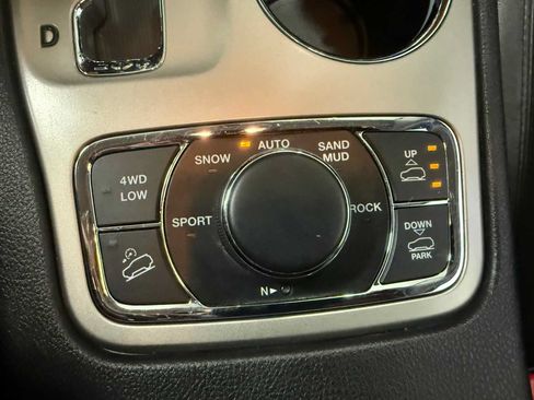 Used 2013 Jeep Grand Cherokee Overland AWD/4WD image 36