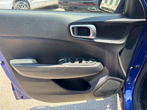 Used 2023 Hyundai Venue SE FWD image 18