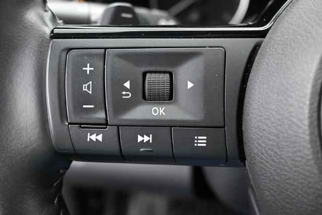 Used 2025 Nissan Pathfinder SL FWD image 17