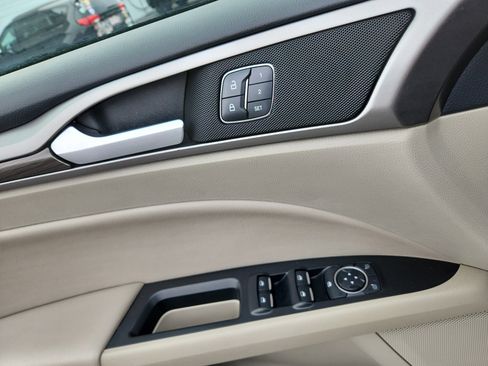 Used 2017 Ford Fusion SE w/ Fusion SE Technology Package image 16