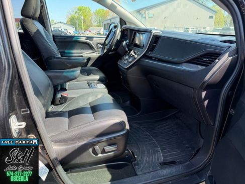 Used 2017 Toyota Sienna SE Premium w/ Protection Package FWD image 10